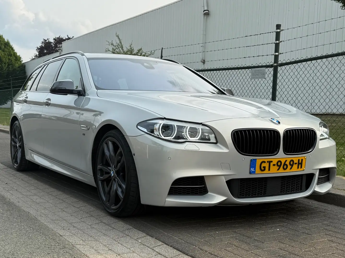 BMW M550 5-serie Touring M550xd B&O PANO Dealerauto Gri - 2