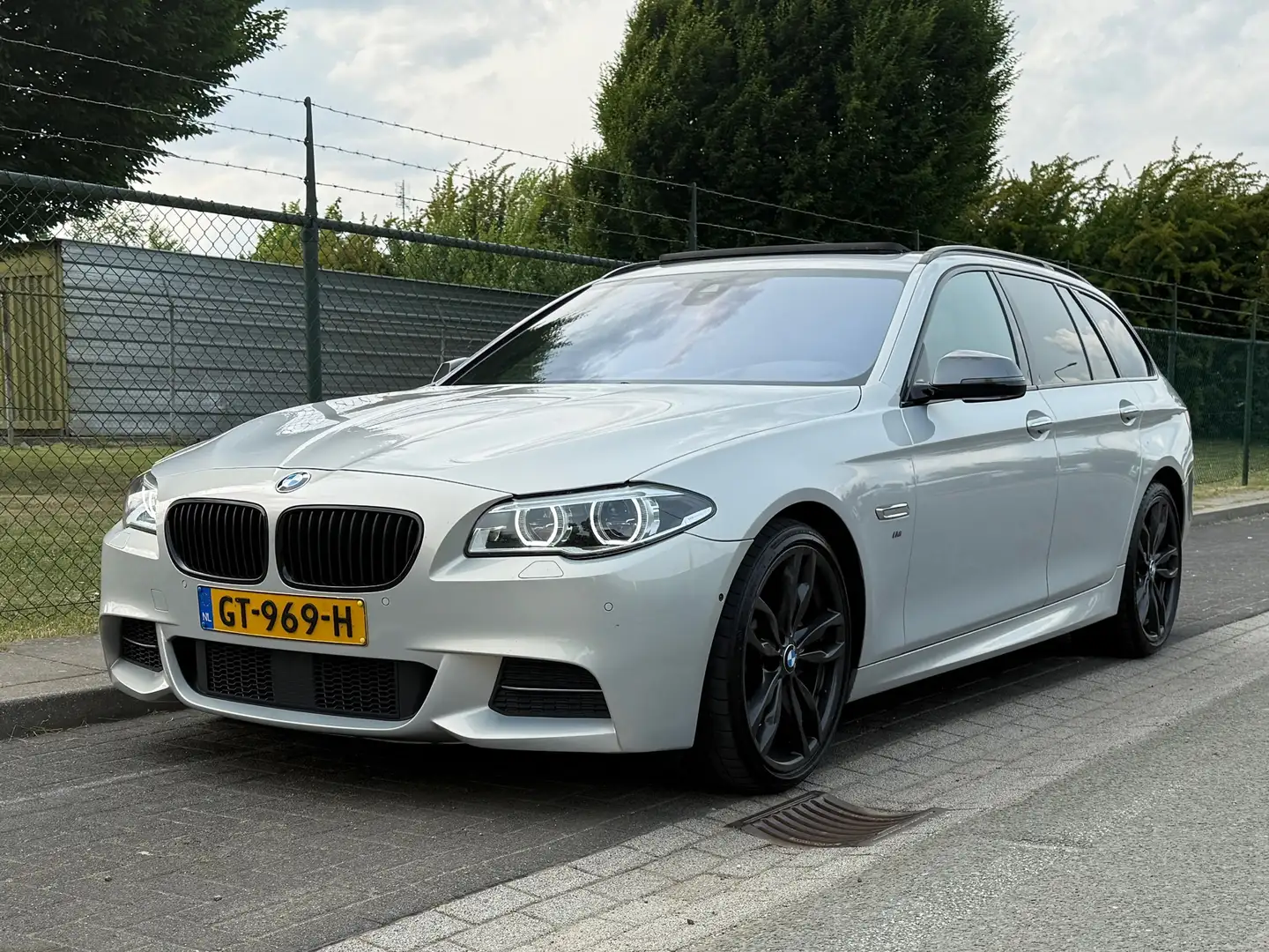 BMW M550 5-serie Touring M550xd B&O PANO Dealerauto Gri - 1