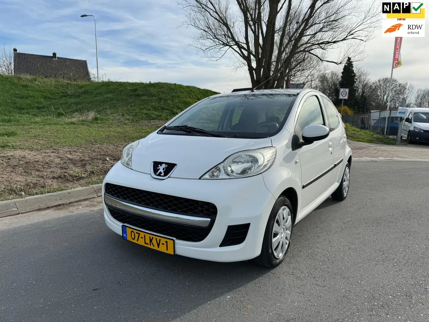 Peugeot 107 1.0-12V XS 5Drs Airco Wit - 1