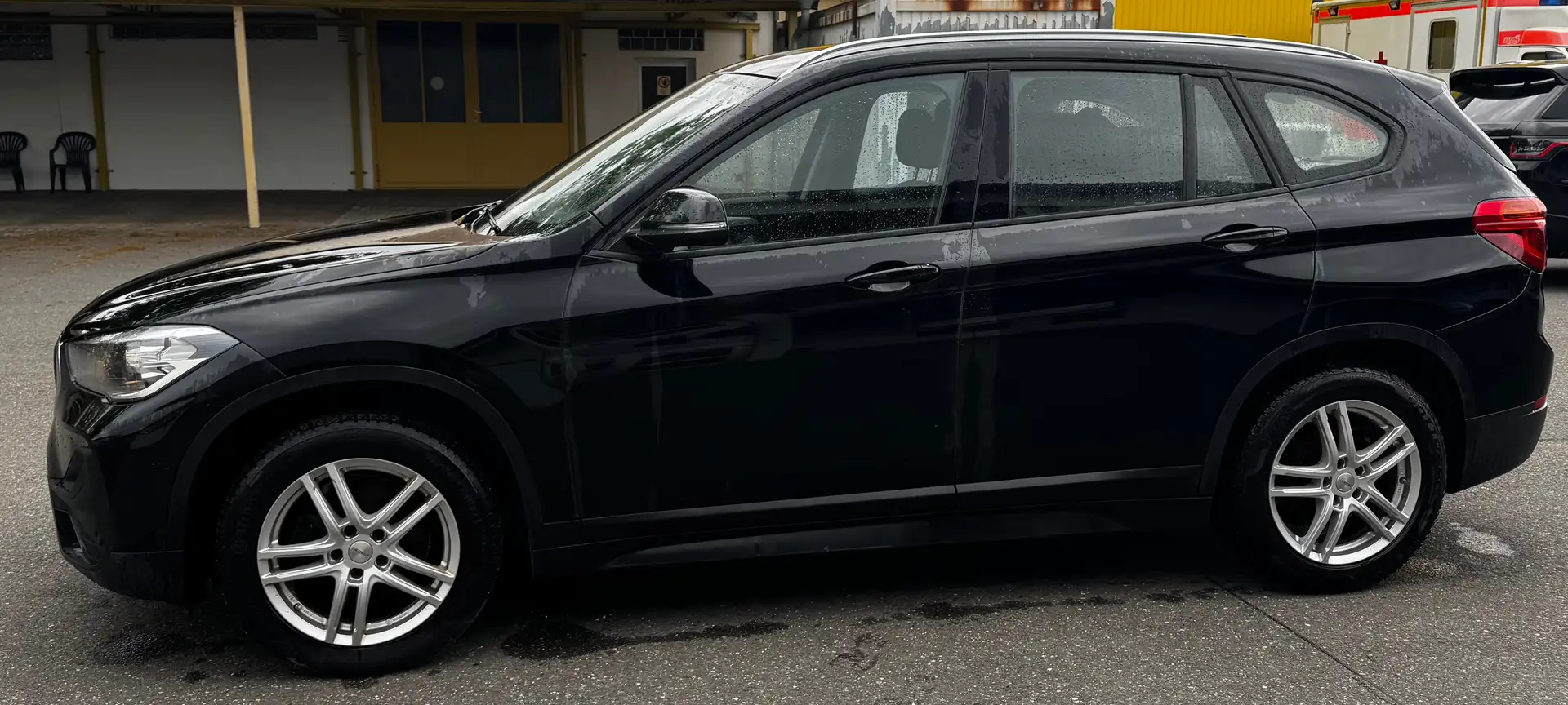 BMW X1 sDrive18d Advantage Euro 6 Schwarz - 2