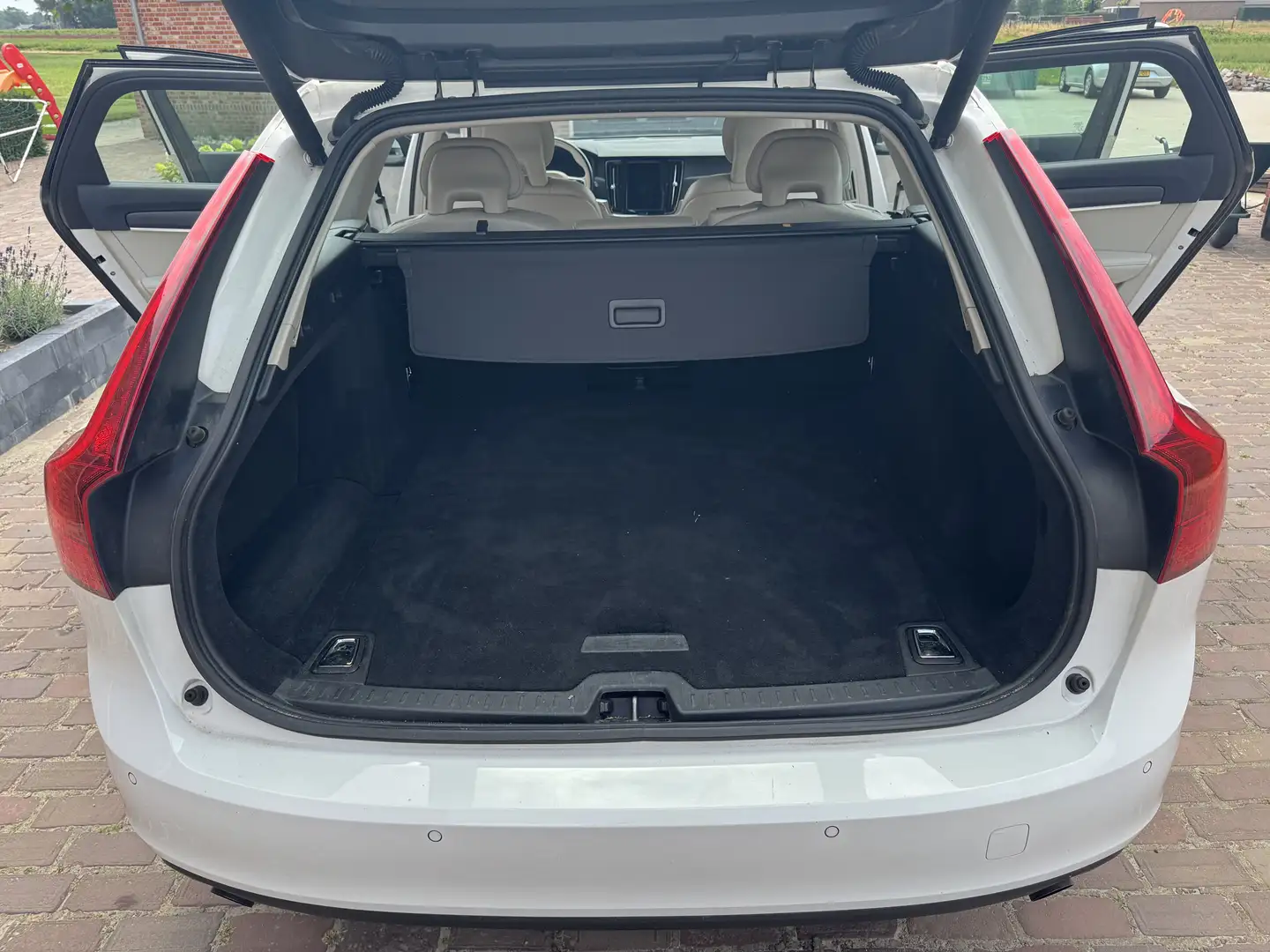 Volvo V90 2.0 D4 Momentum Wit - 1