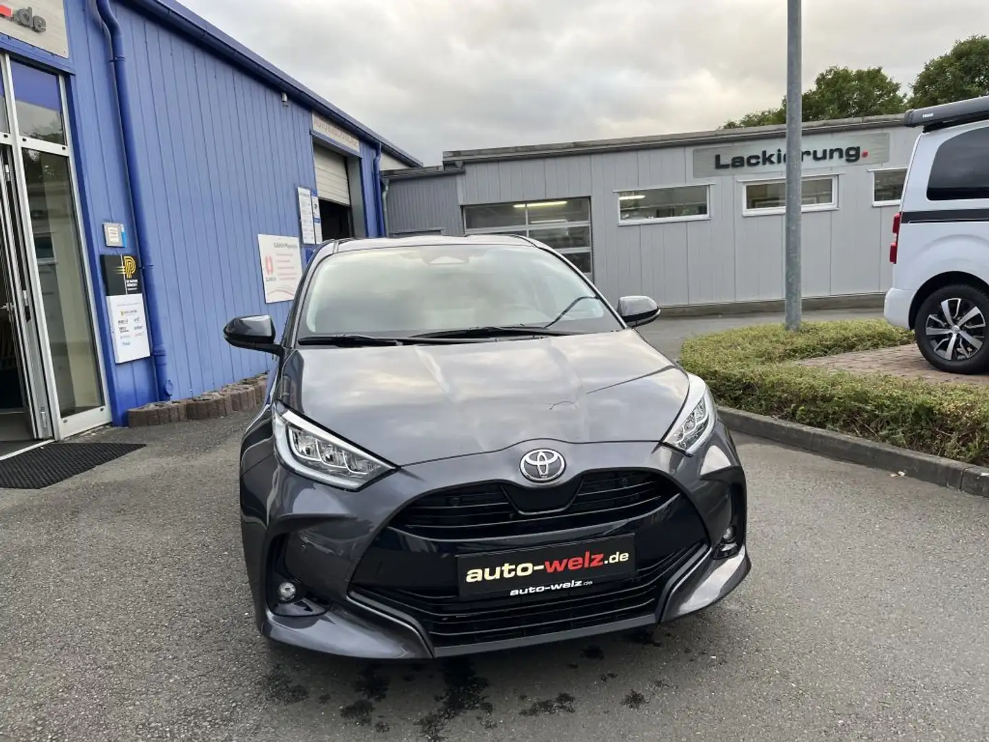 Toyota Yaris Hybrid 116 1.5 VVT-i Team Deutschland (XPA Gris - 2