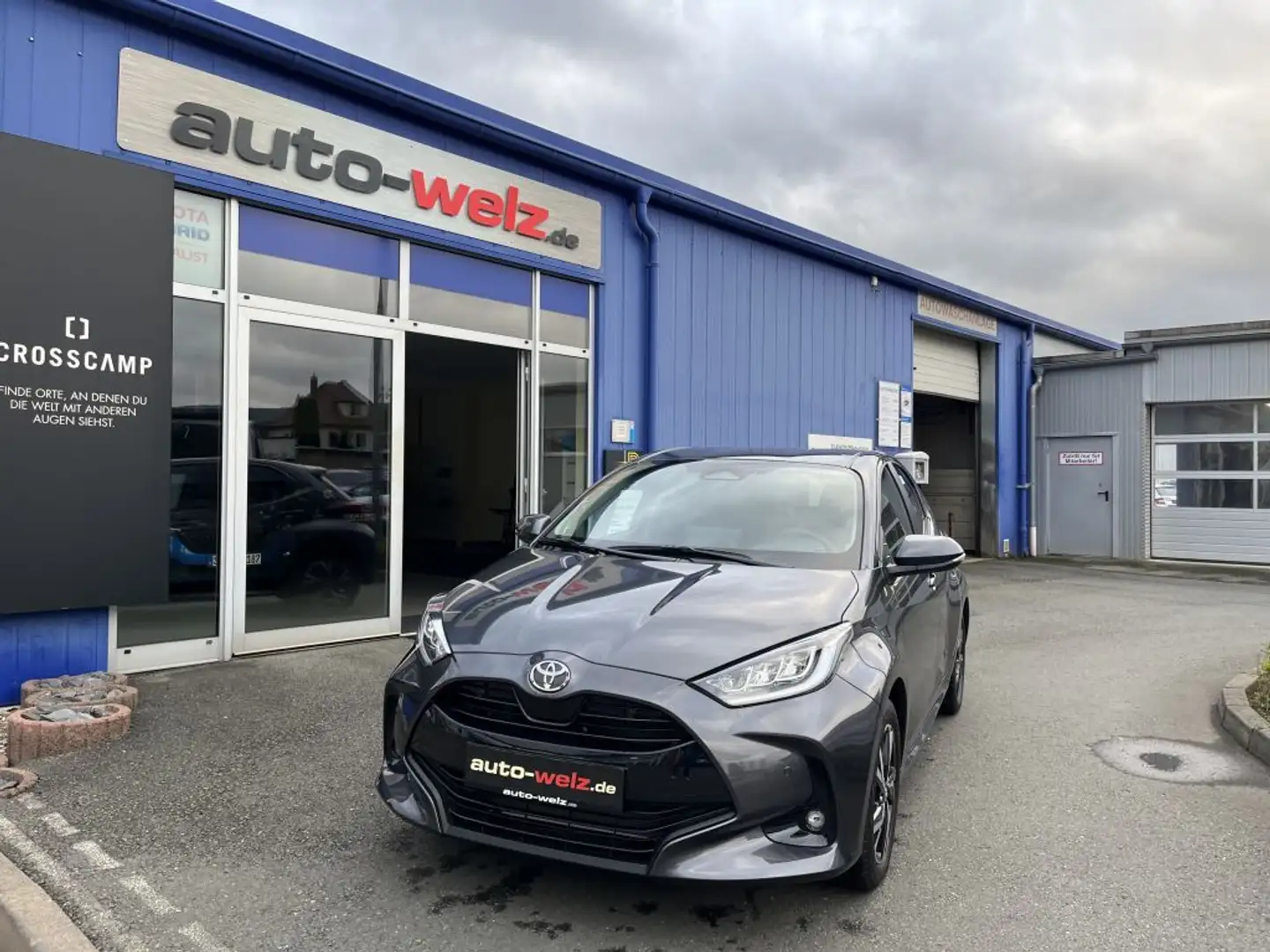 Toyota Yaris Hybrid 116 1.5 VVT-i Team Deutschland (XPA Gris - 1