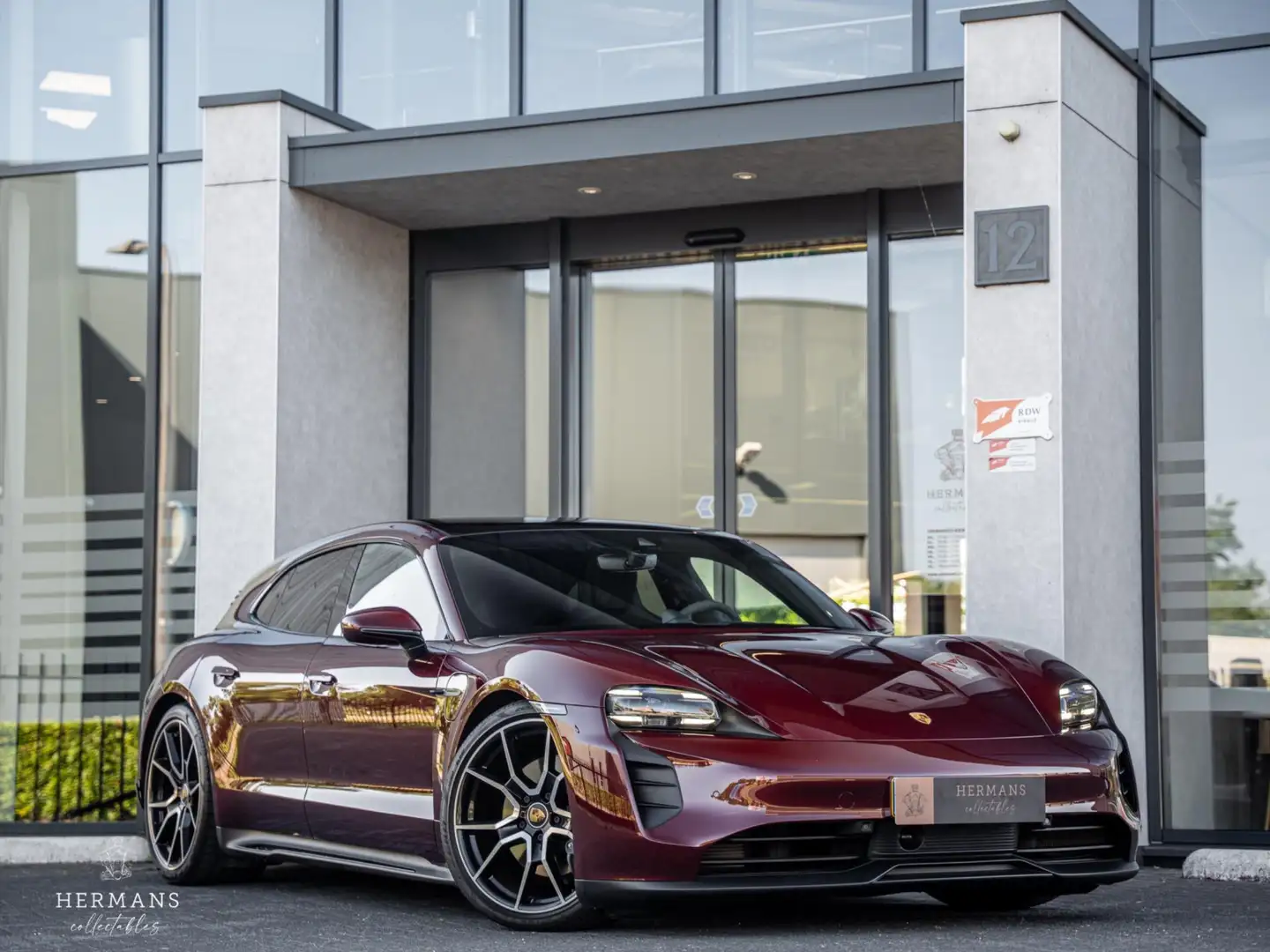 Porsche Taycan Sport Turismo 79 kWh / Inno / Sport-Chrono / Pano Rood - 1