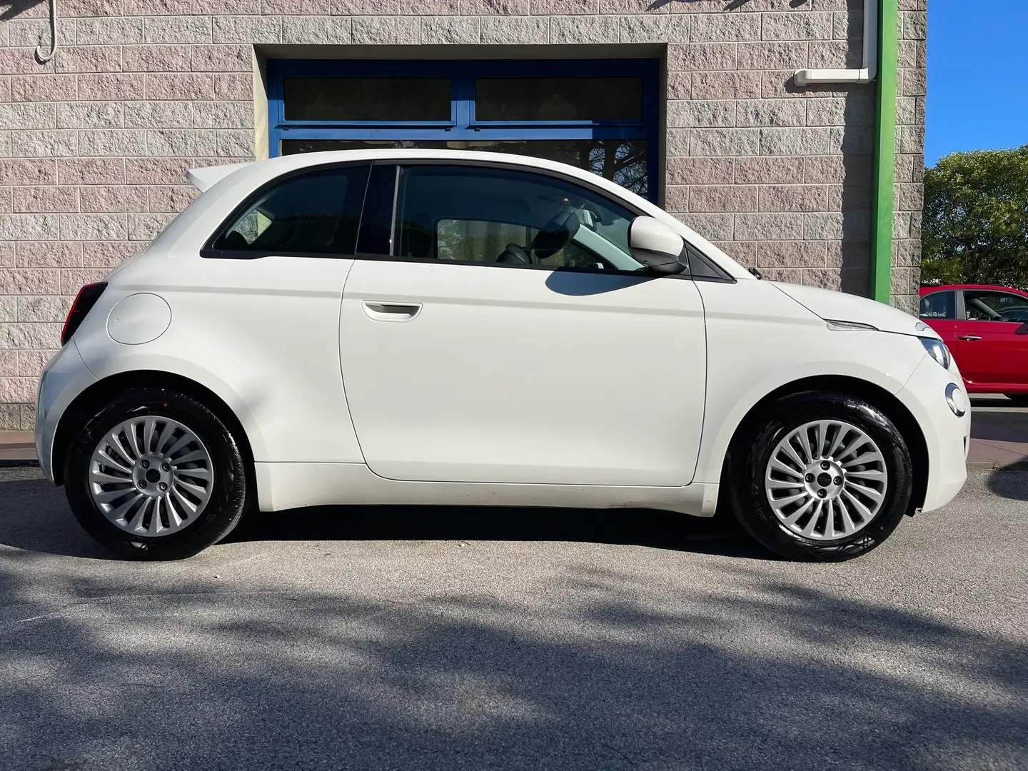 Fiat 500e 42 kWh ACTION  AUT. LUCI A LED ADATTA NEOPATENTATI Білий - 2
