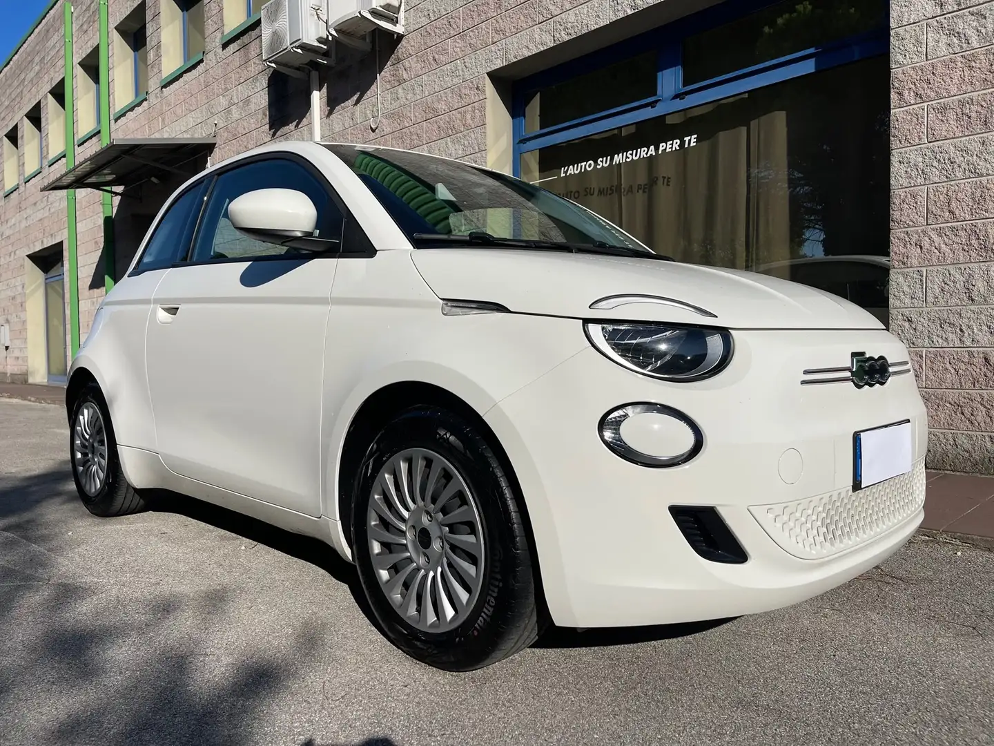 Fiat 500e 42 kWh ACTION  AUT. LUCI A LED ADATTA NEOPATENTATI Білий - 1