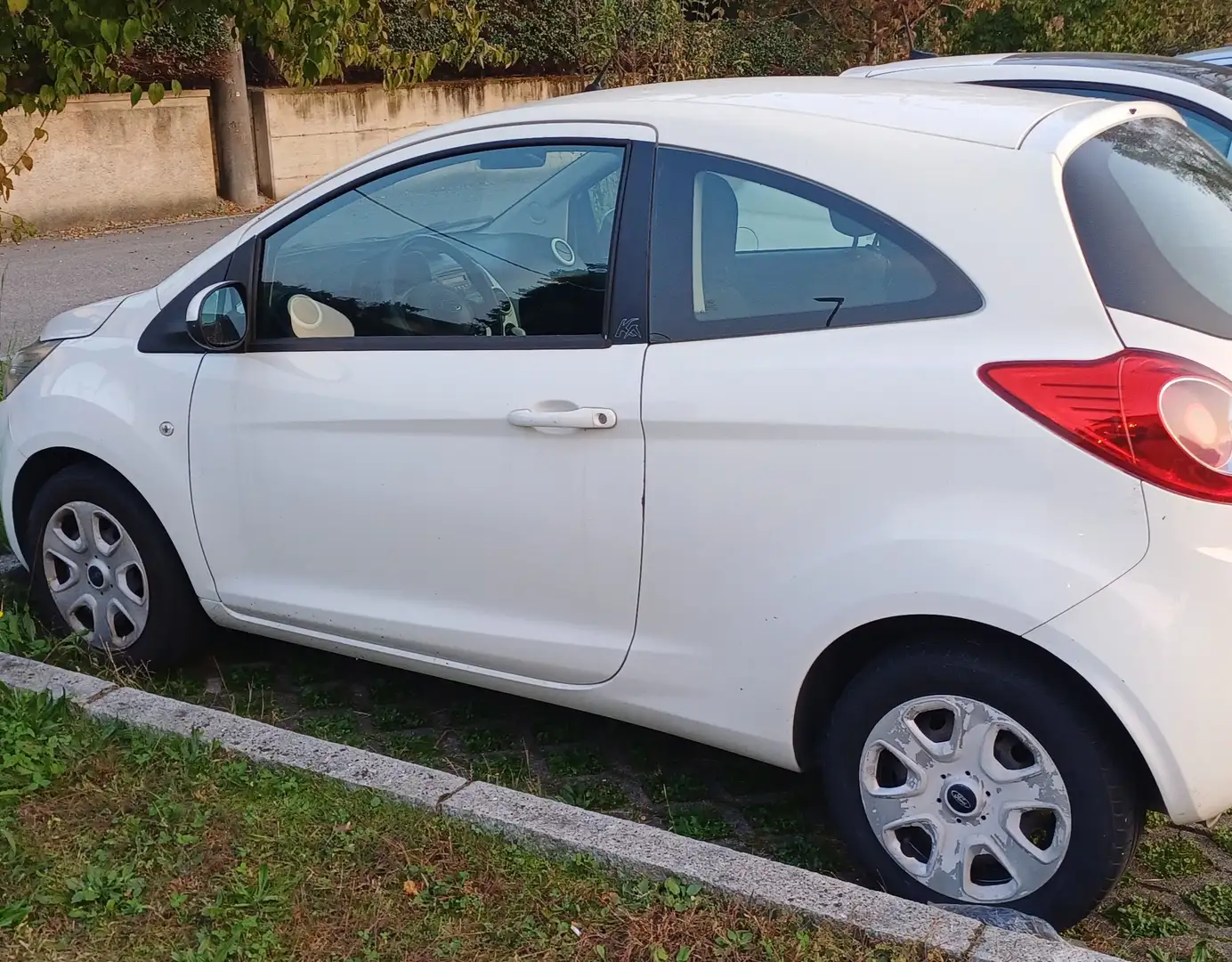 Ford Ka/Ka+ Ka II 3p 2009 Ka 1.2   c/esp,tcs 69cv E5 Білий - 2