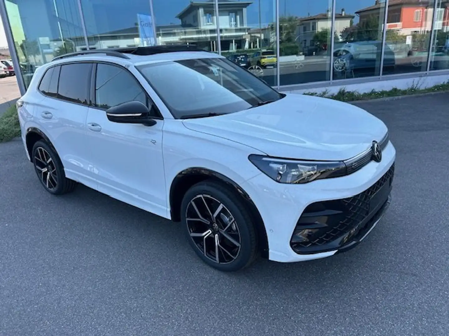 Volkswagen Tiguan R-LINE eHYBRID 204 CV PLUS INTERNI IN PELLE Bianco - 2