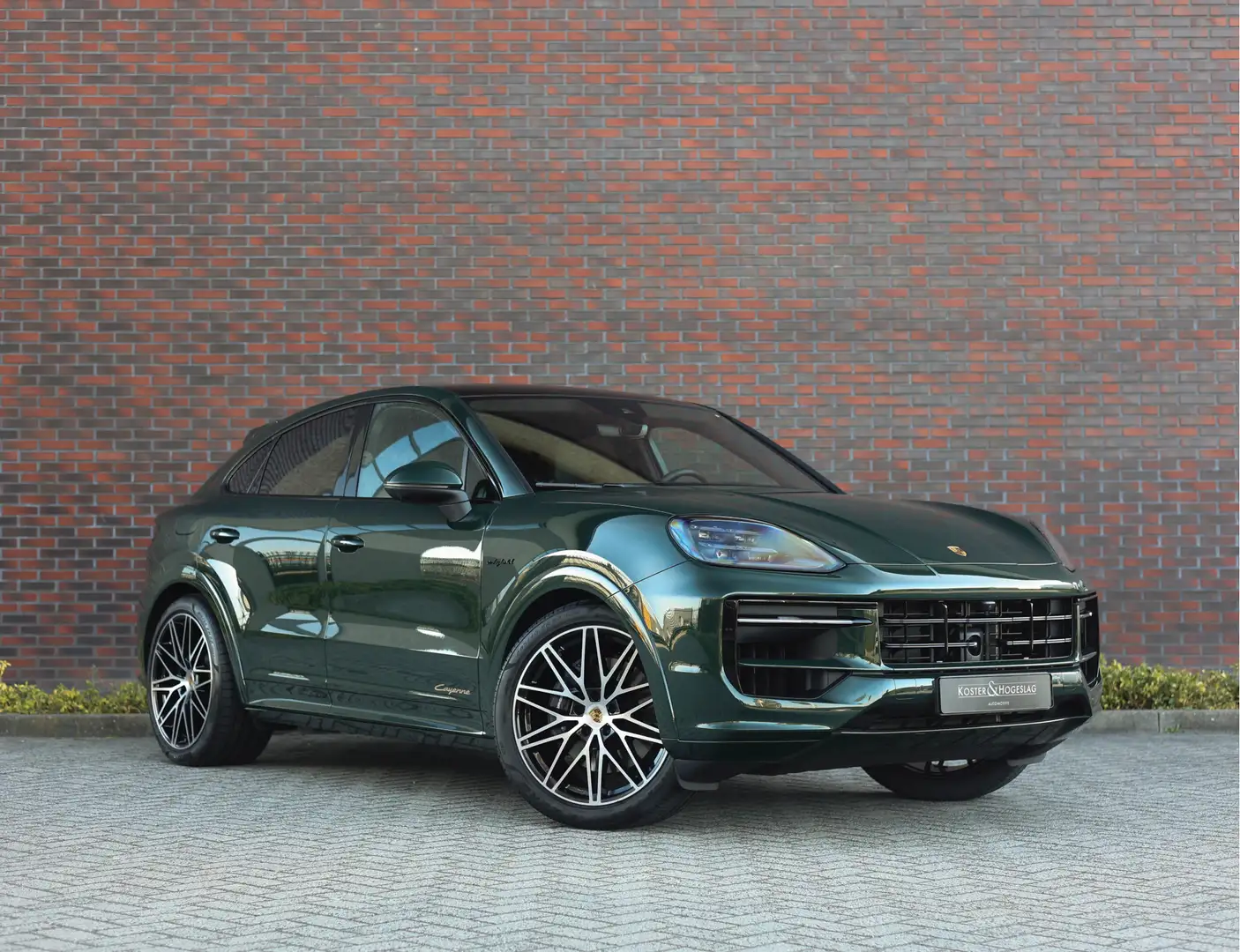 Porsche Cayenne Coupé 3.0 E-Hybrid | PTS Goodwood Green - Pano - L Groen - 1