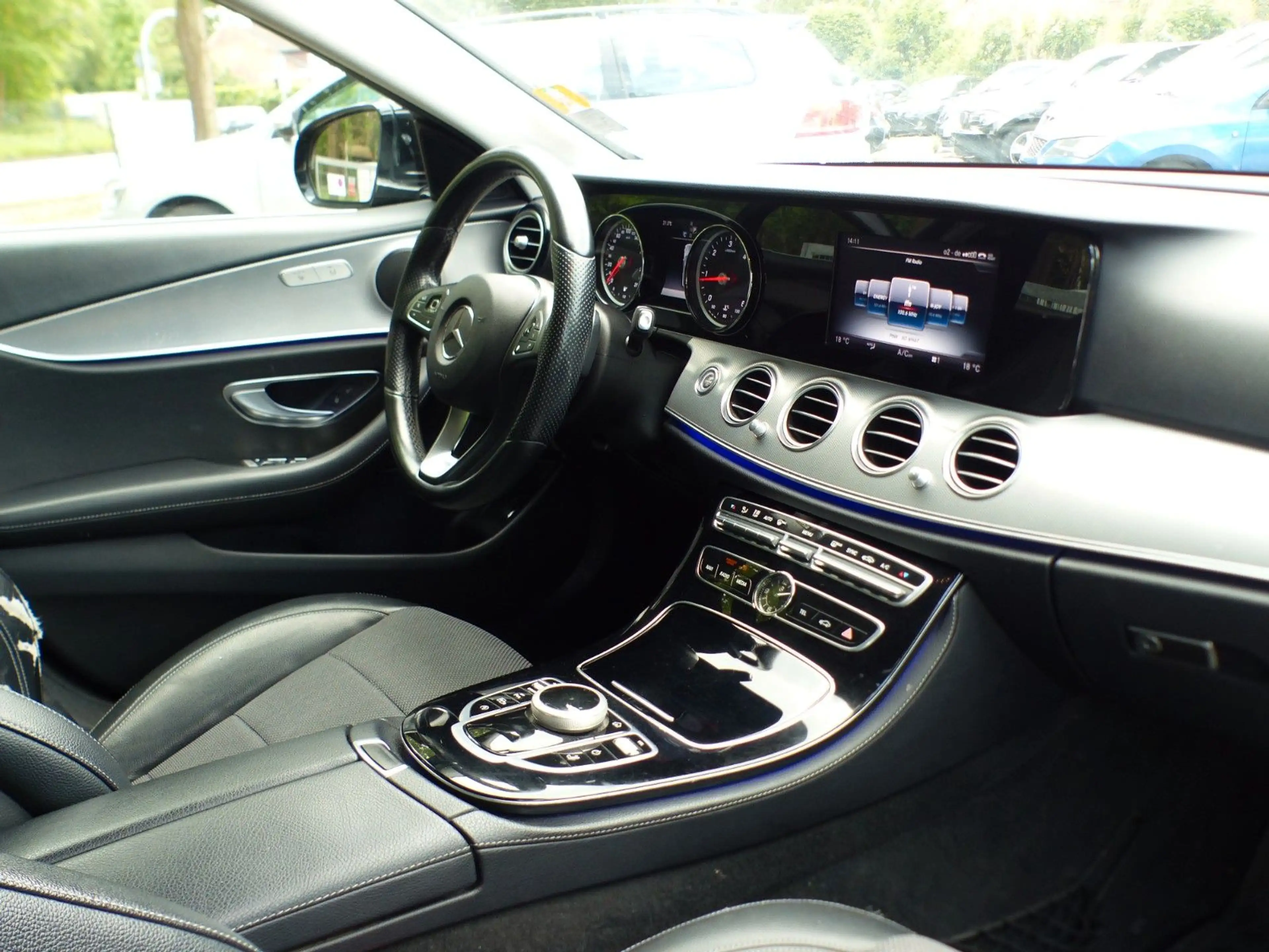Mercedes-Benz E 220 E220d T Exclusive Navi LED Shz Ambiente Kamera — photo 9