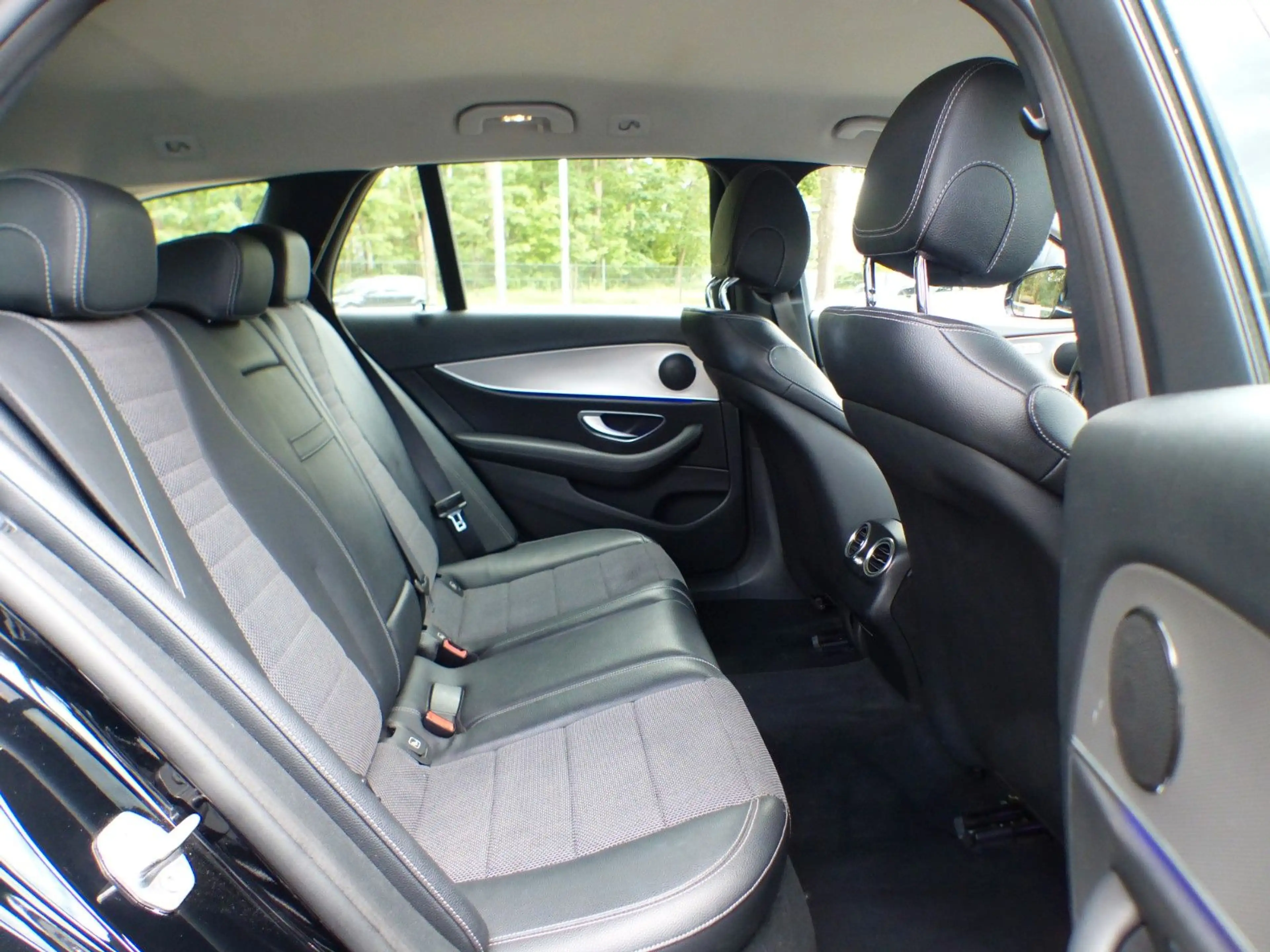 Mercedes-Benz E 220 E220d T Exclusive Navi LED Shz Ambiente Kamera — photo 12
