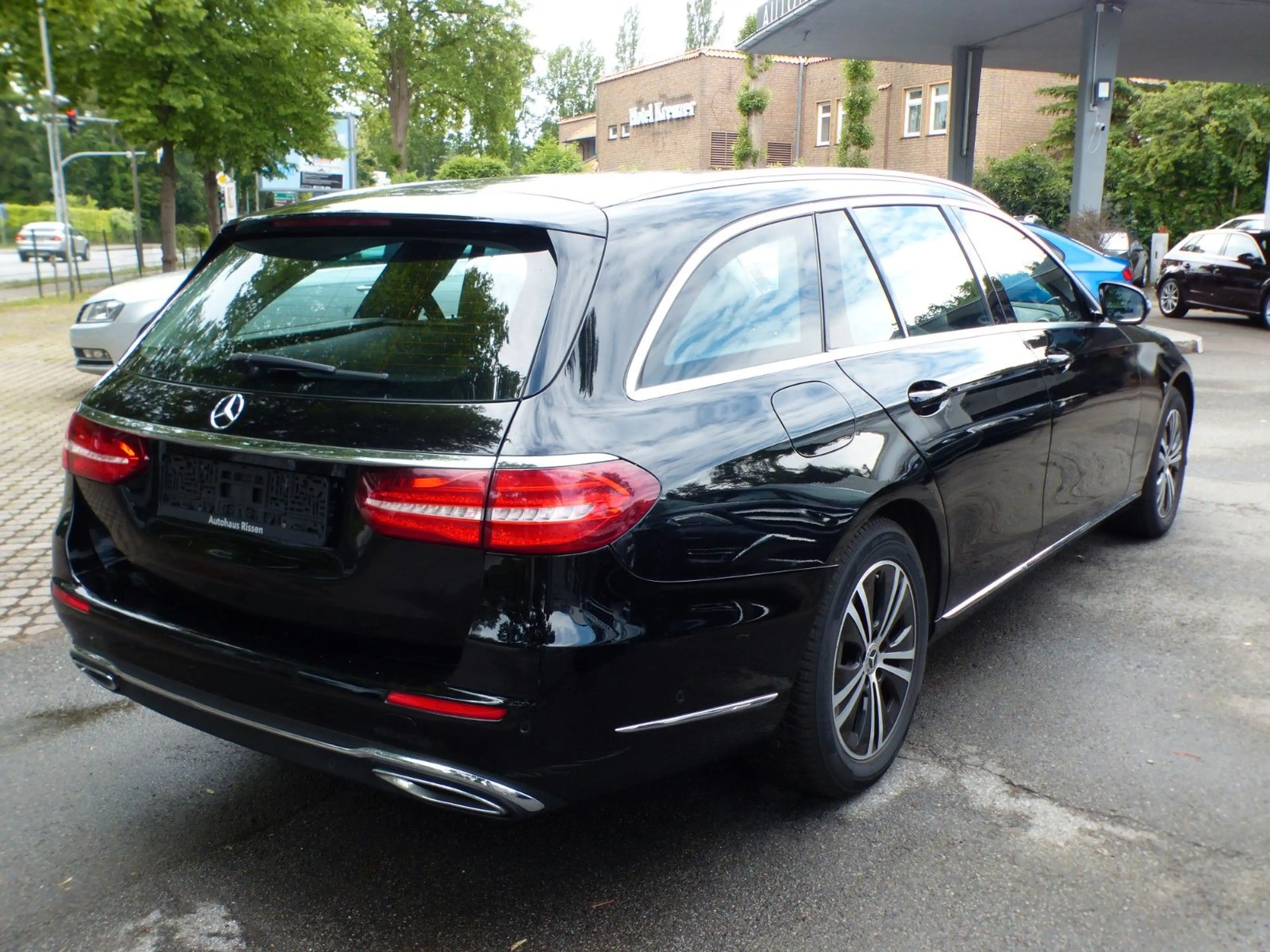 Mercedes-Benz E 220 E220d T Exclusive Navi LED Shz Ambiente Kamera — photo 4