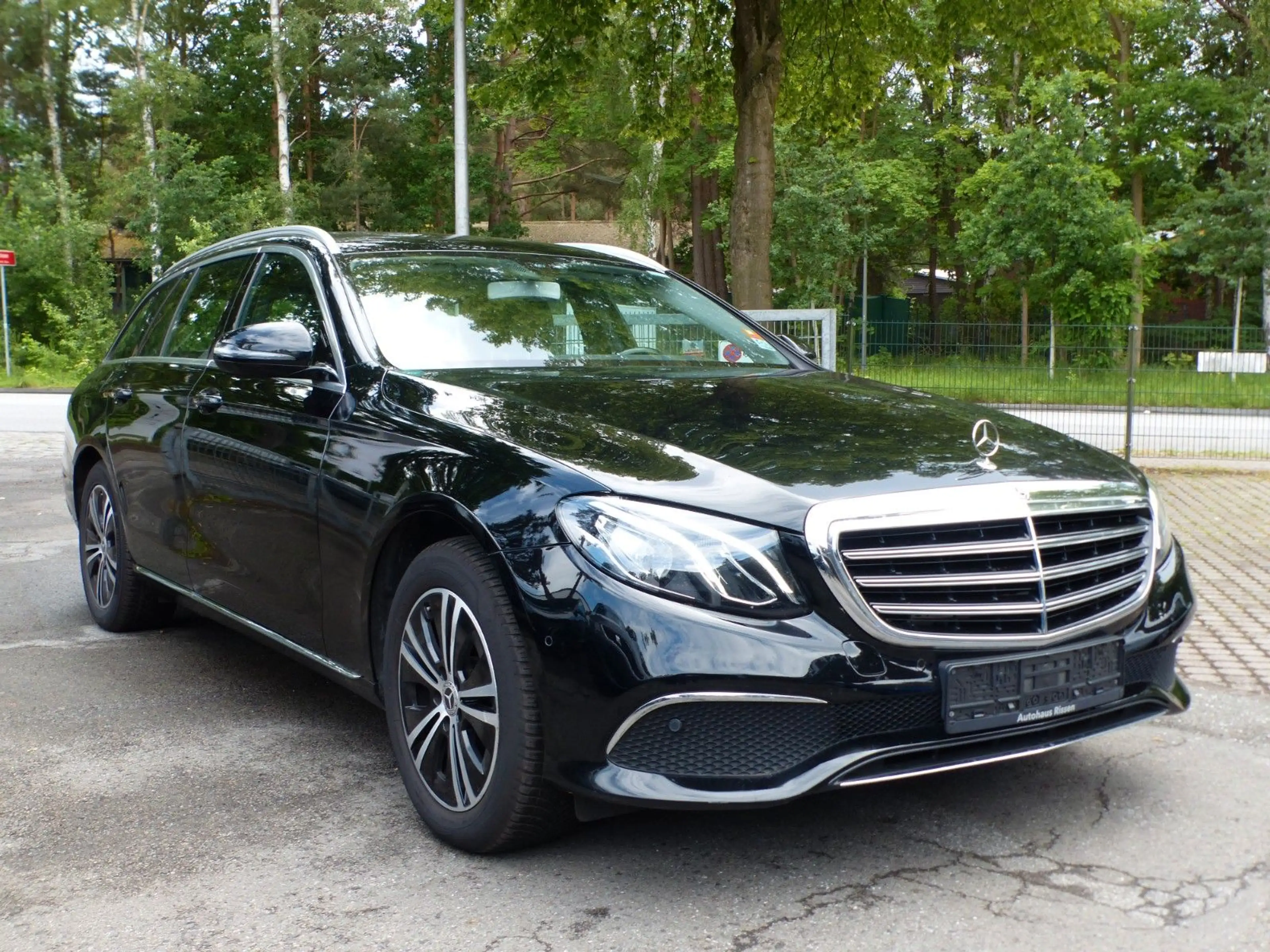 Mercedes-Benz E 220 E220d T Exclusive Navi LED Shz Ambiente Kamera — photo 3