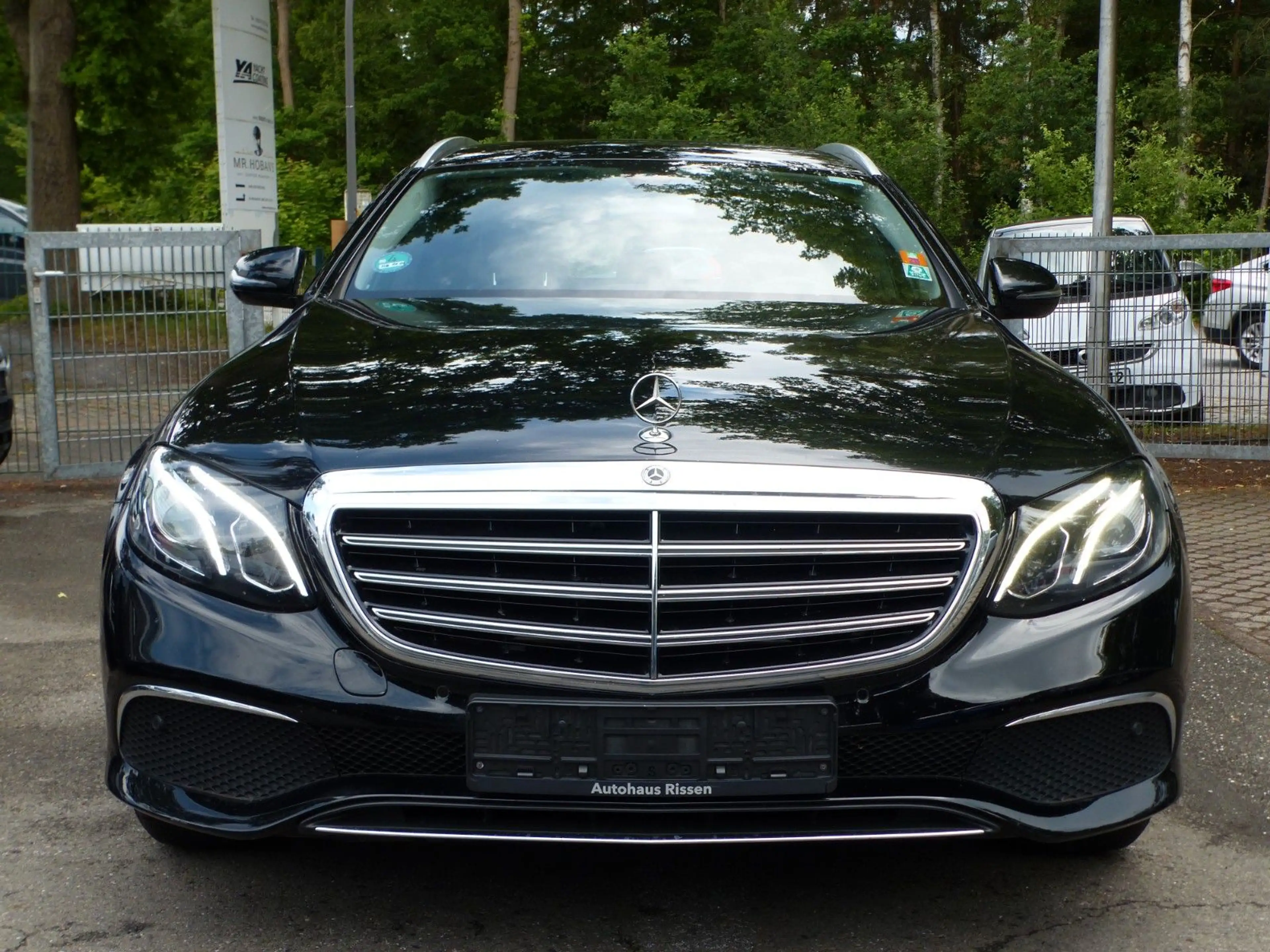 Mercedes-Benz E 220 E220d T Exclusive Navi LED Shz Ambiente Kamera — photo 2