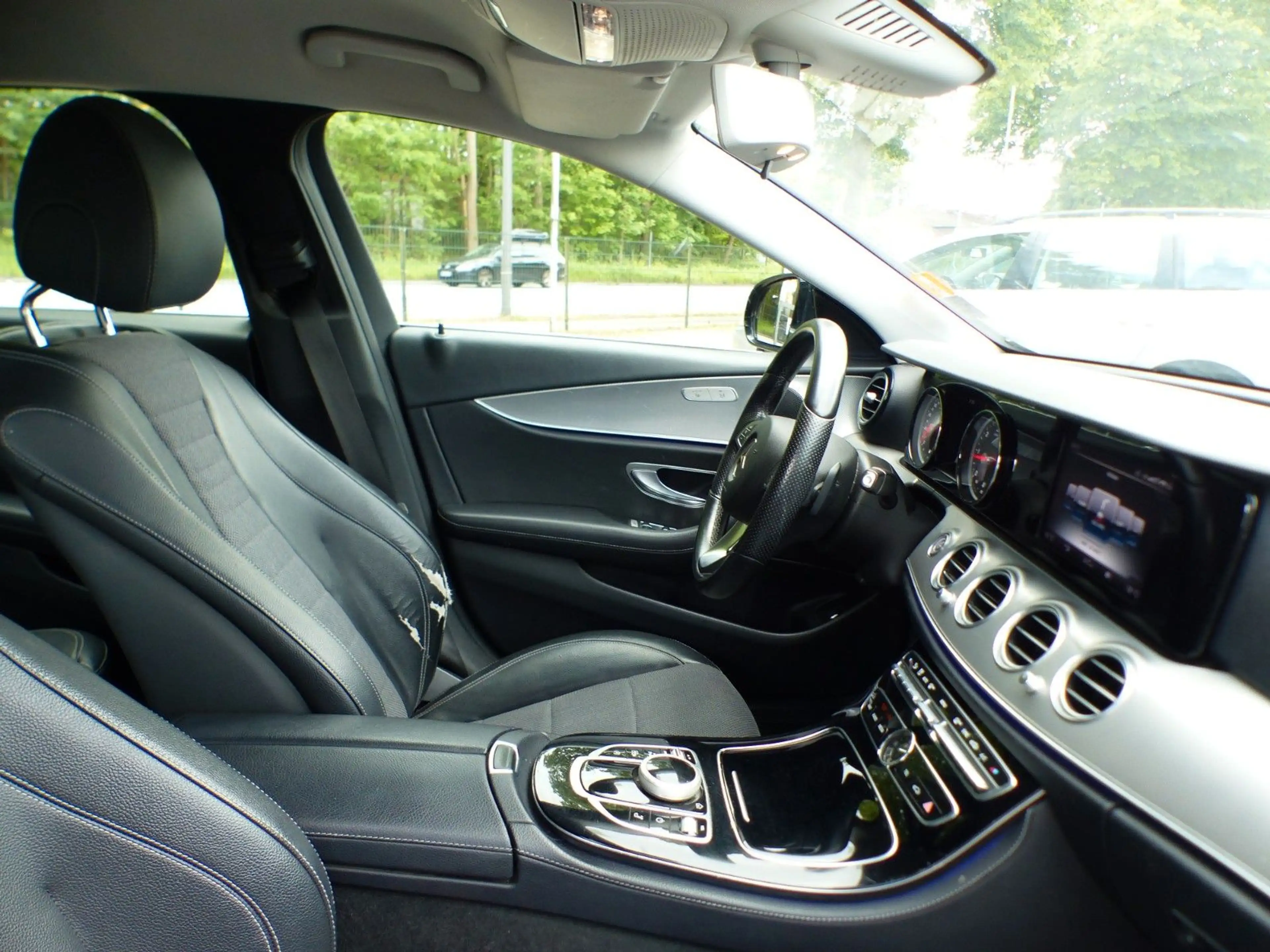 Mercedes-Benz E 220 E220d T Exclusive Navi LED Shz Ambiente Kamera — photo 11