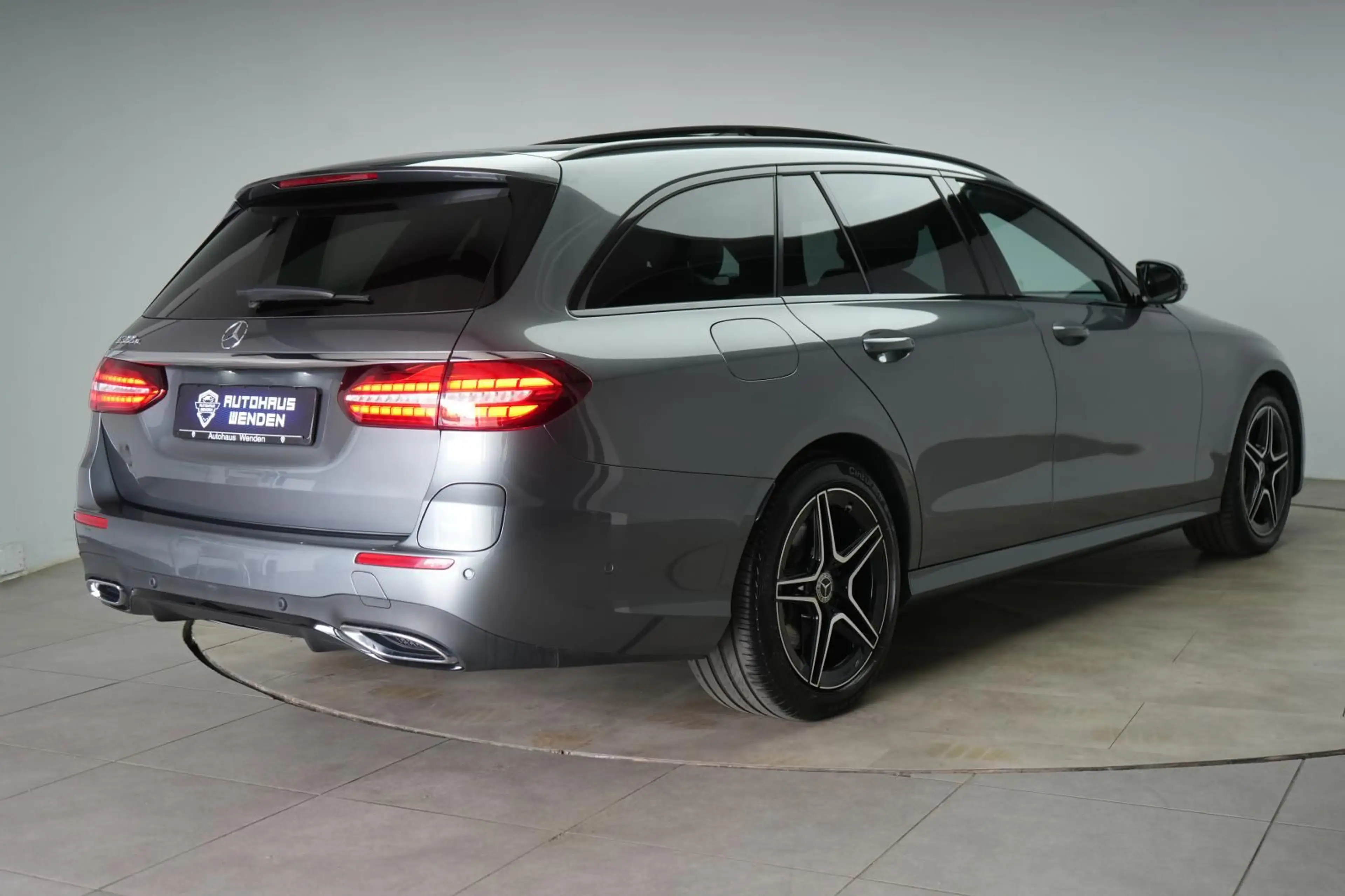 Mercedes-Benz E 300 e T 9G-Tronic AMG Line — photo 3