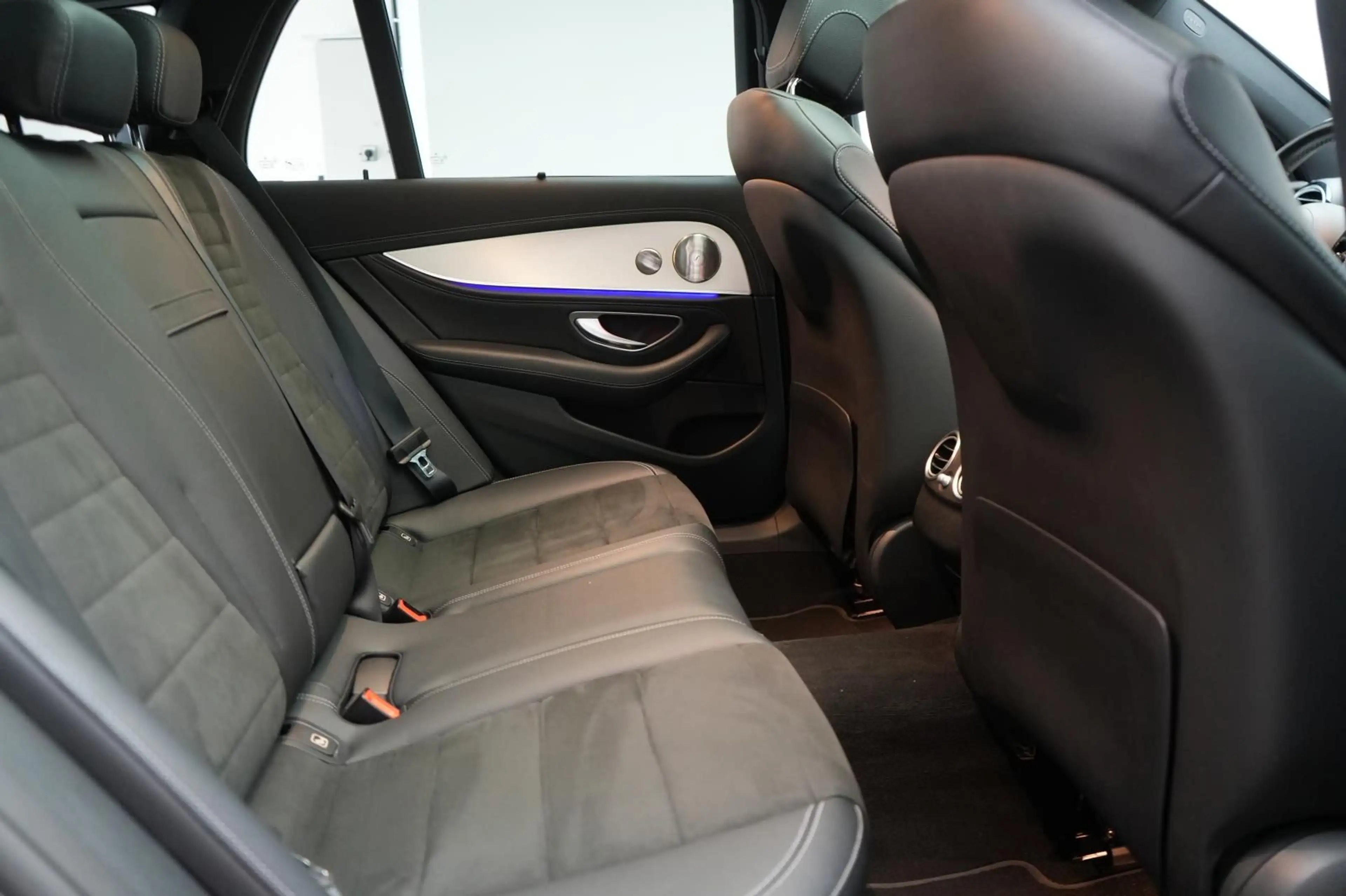 Mercedes-Benz E 300 e T 9G-Tronic AMG Line — photo 9