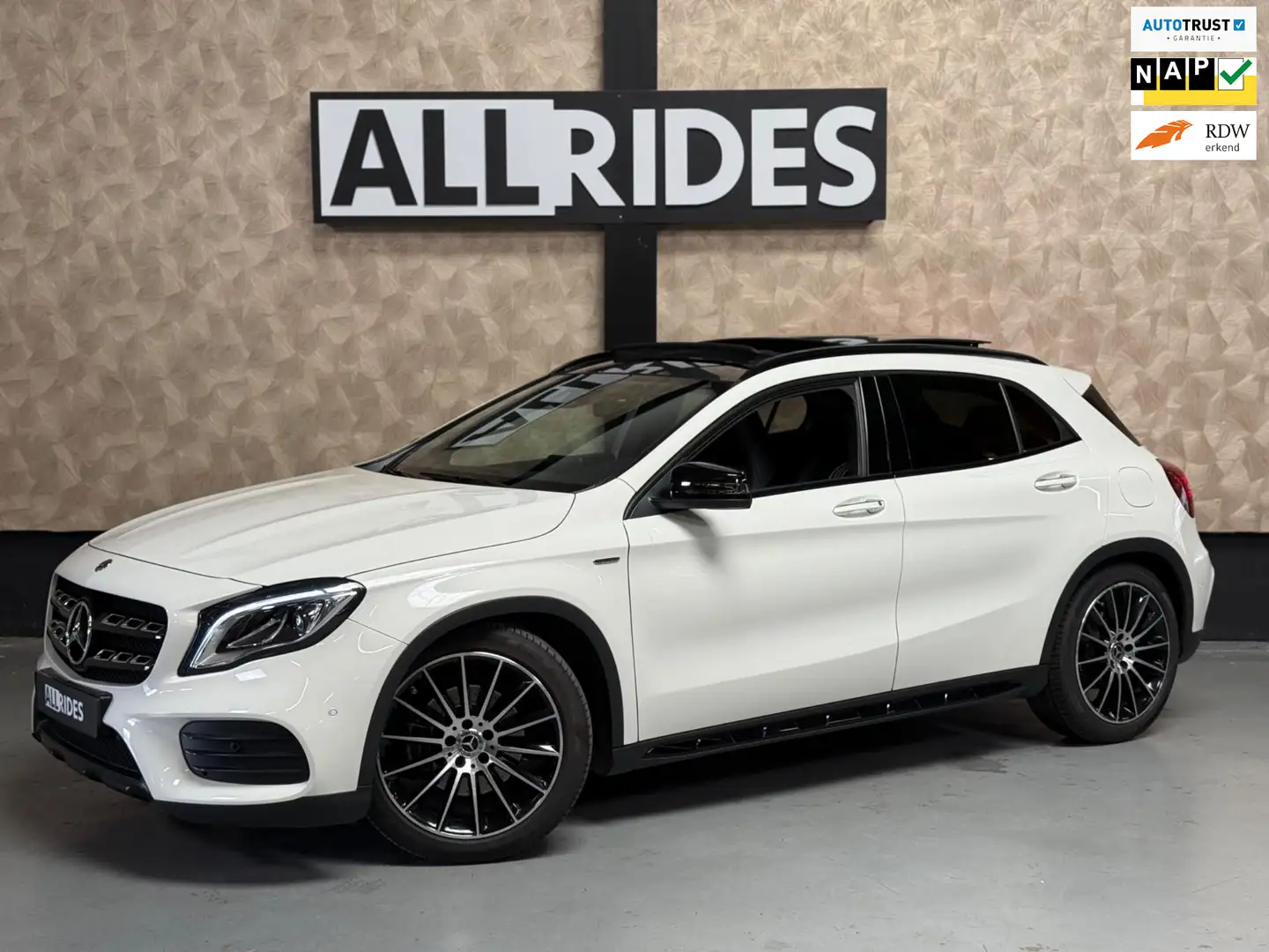Mercedes-Benz GLA 250 4Matic Premium Plus PEAK AMG Night | Pano | Keyles Alb - 1