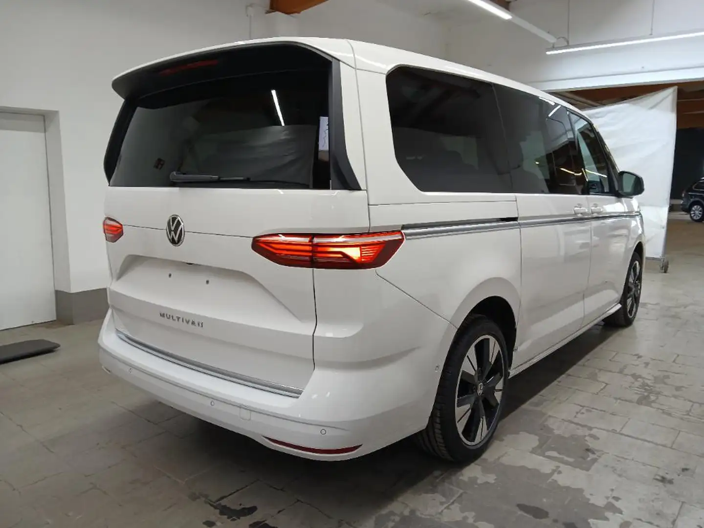 Volkswagen T7 Multivan Style lang AHK/ACC/PANO/STNDHZNG/H&K Weiß - 2