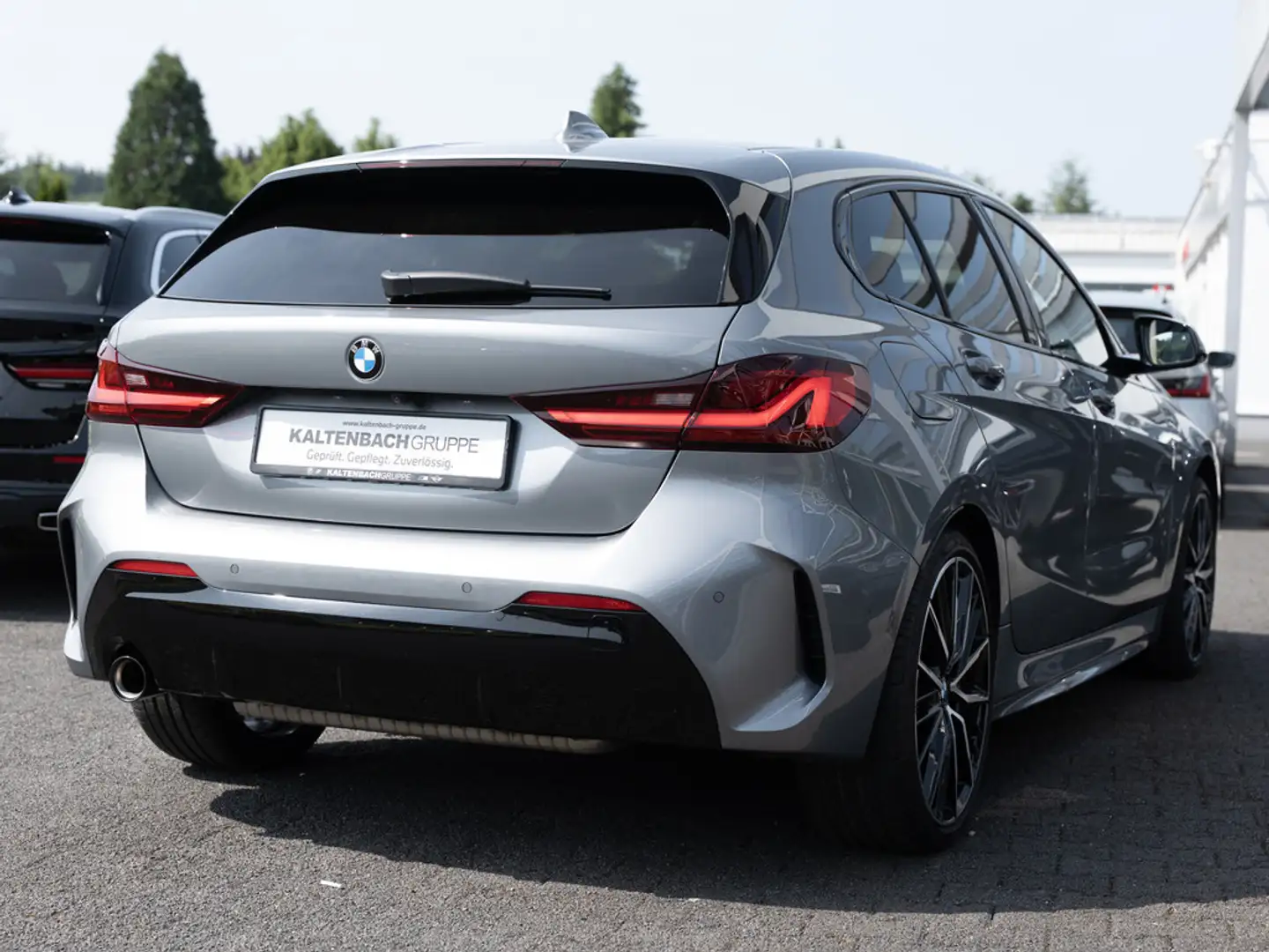 BMW 118 i M-Sportpaket PANO LED ALUFELGEN 19 ZOLL Grau - 2