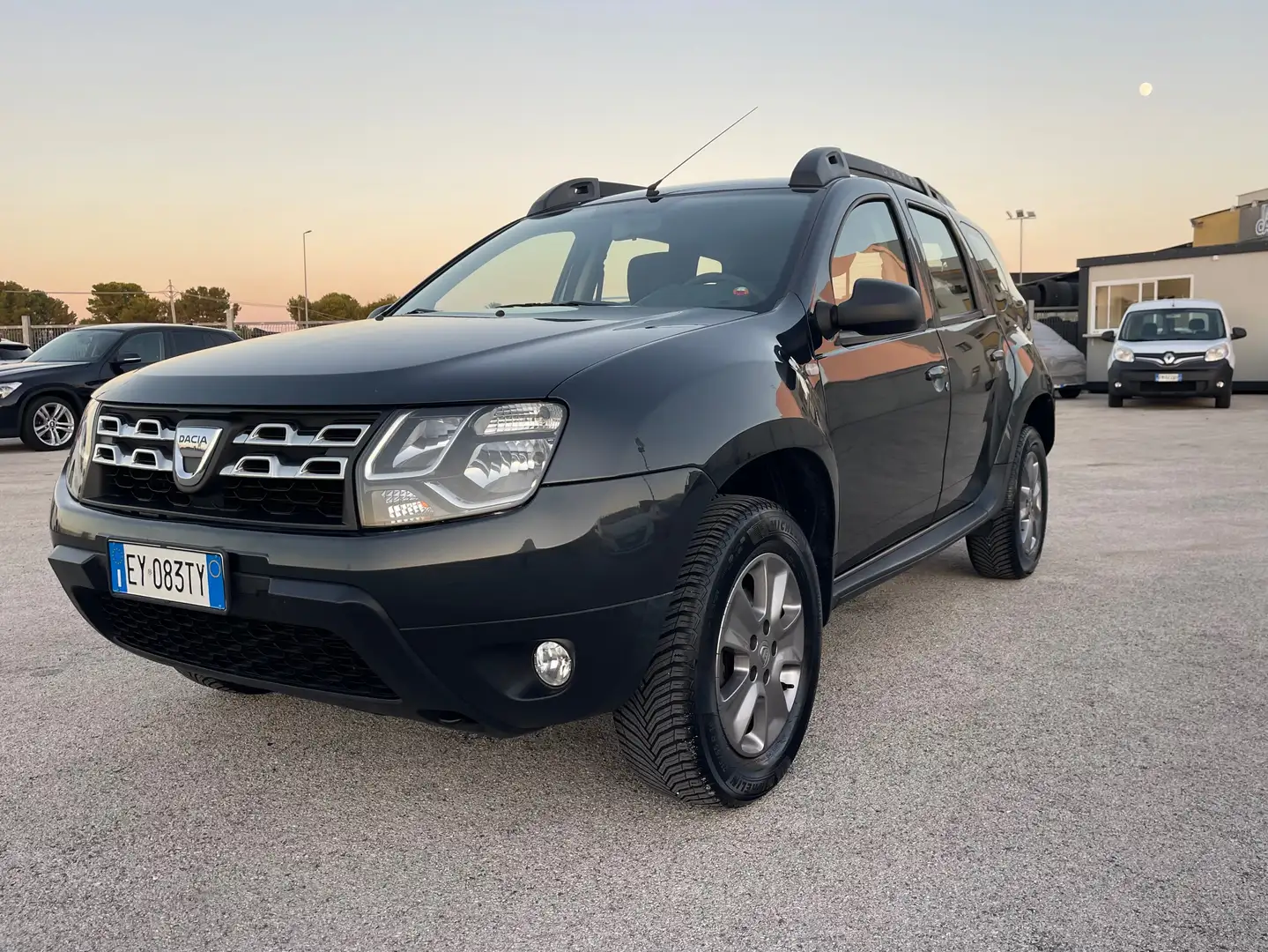 Dacia Duster Duster  1.5 dci Laureate 4x2 110cv FULL Grijs - 1
