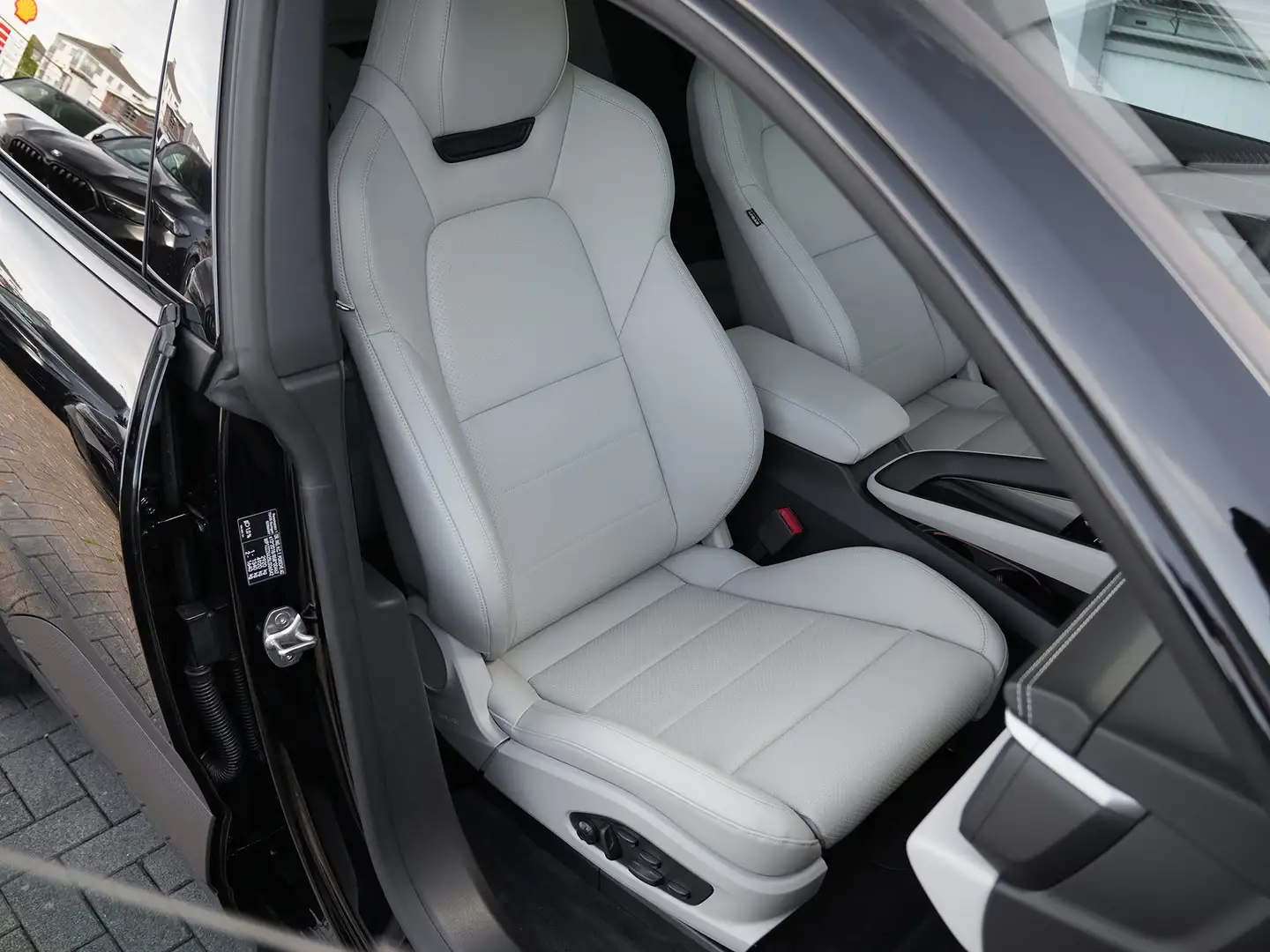 Porsche Macan 4 Electric ACC-LUFTF-PANO-BOSE-22"RS-LEDER KREIDE Schwarz - 2