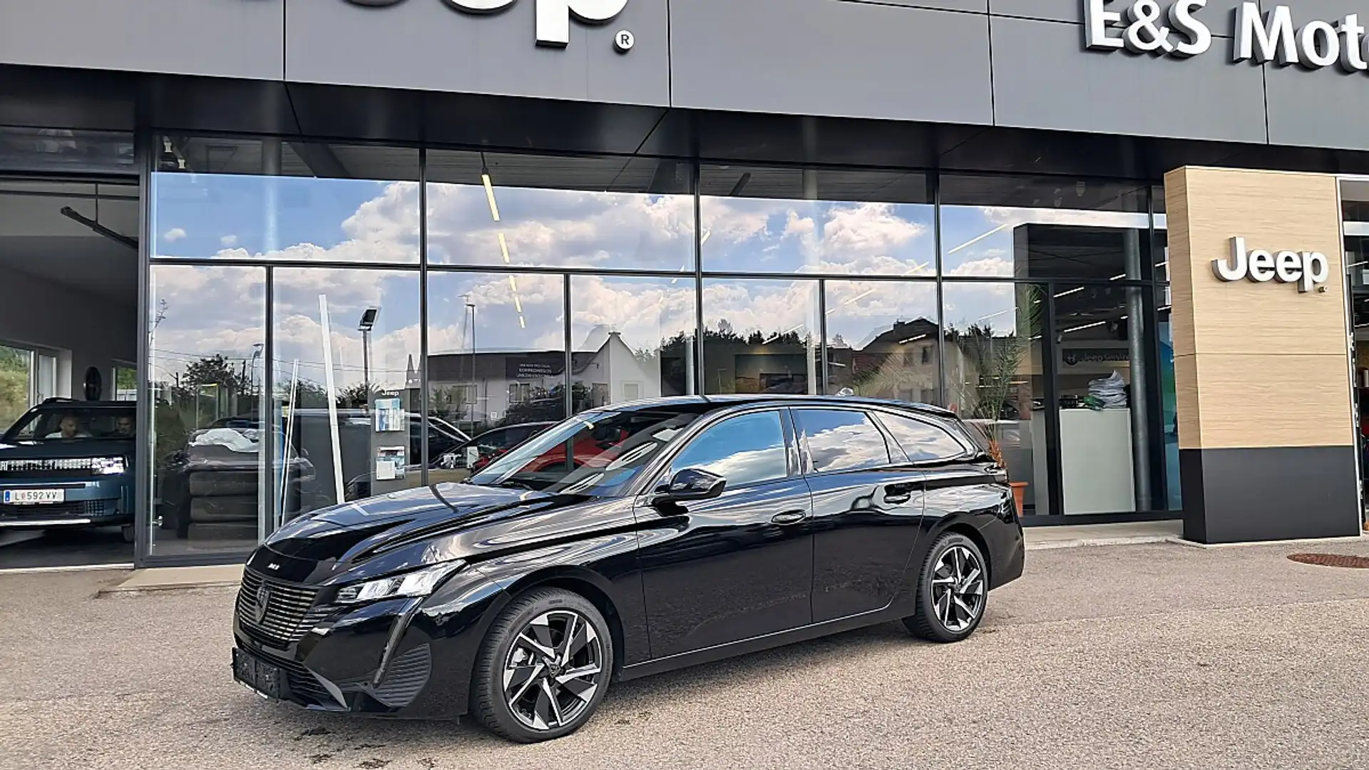 Peugeot 308 SW Hybrid 145 e-DSC6 Allure Schwarz - 2