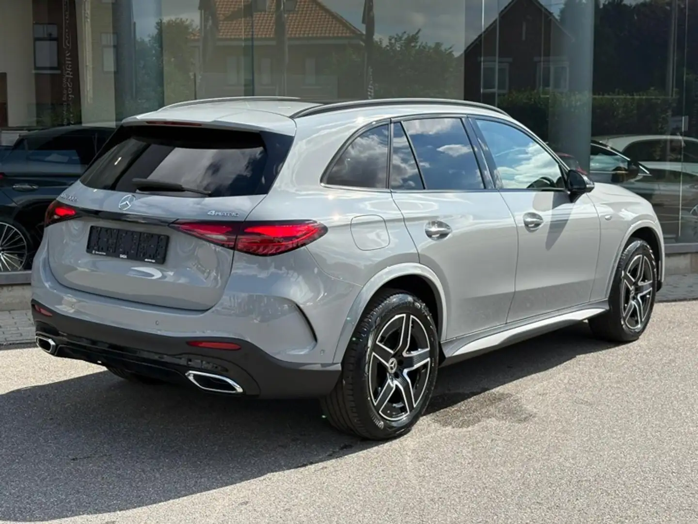 Mercedes-Benz GLC 300 300 e 4M AMG Pack Night Pano Attelage Grau - 2