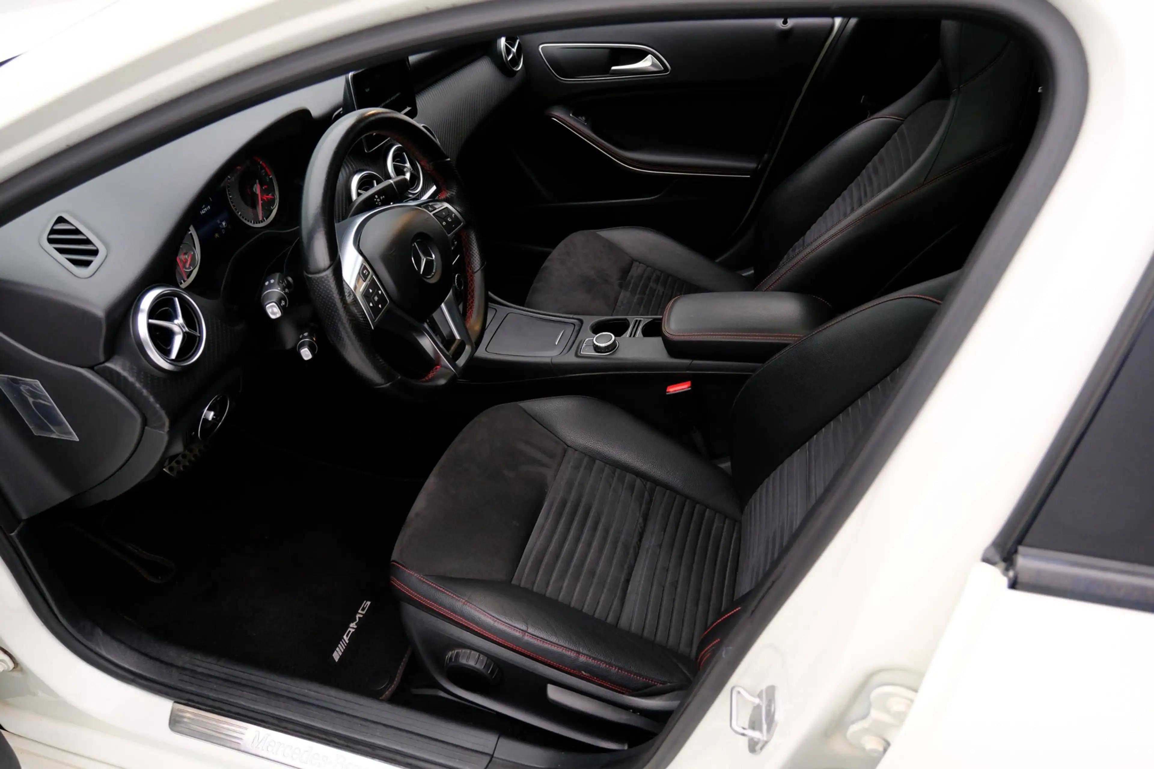 Mercedes-Benz A 180 Ambition Aut. AMG Line Pano|Xenon|Leder-alcantara| — photo 2