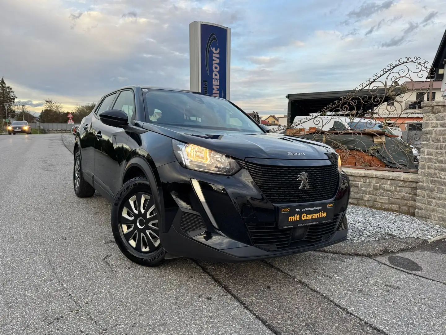 Peugeot 2008 Active Pack Schwarz - 2