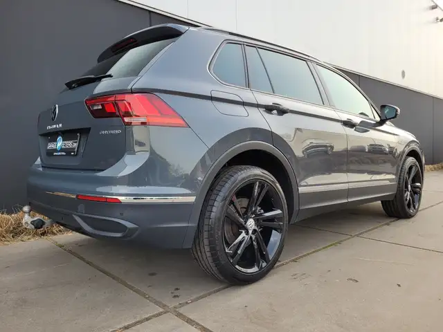 Volkswagen Tiguan view 3
