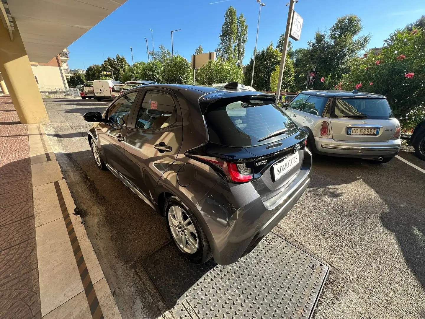 Toyota Yaris Yaris 1.5h Business *Promo SD 2025* Grau - 2