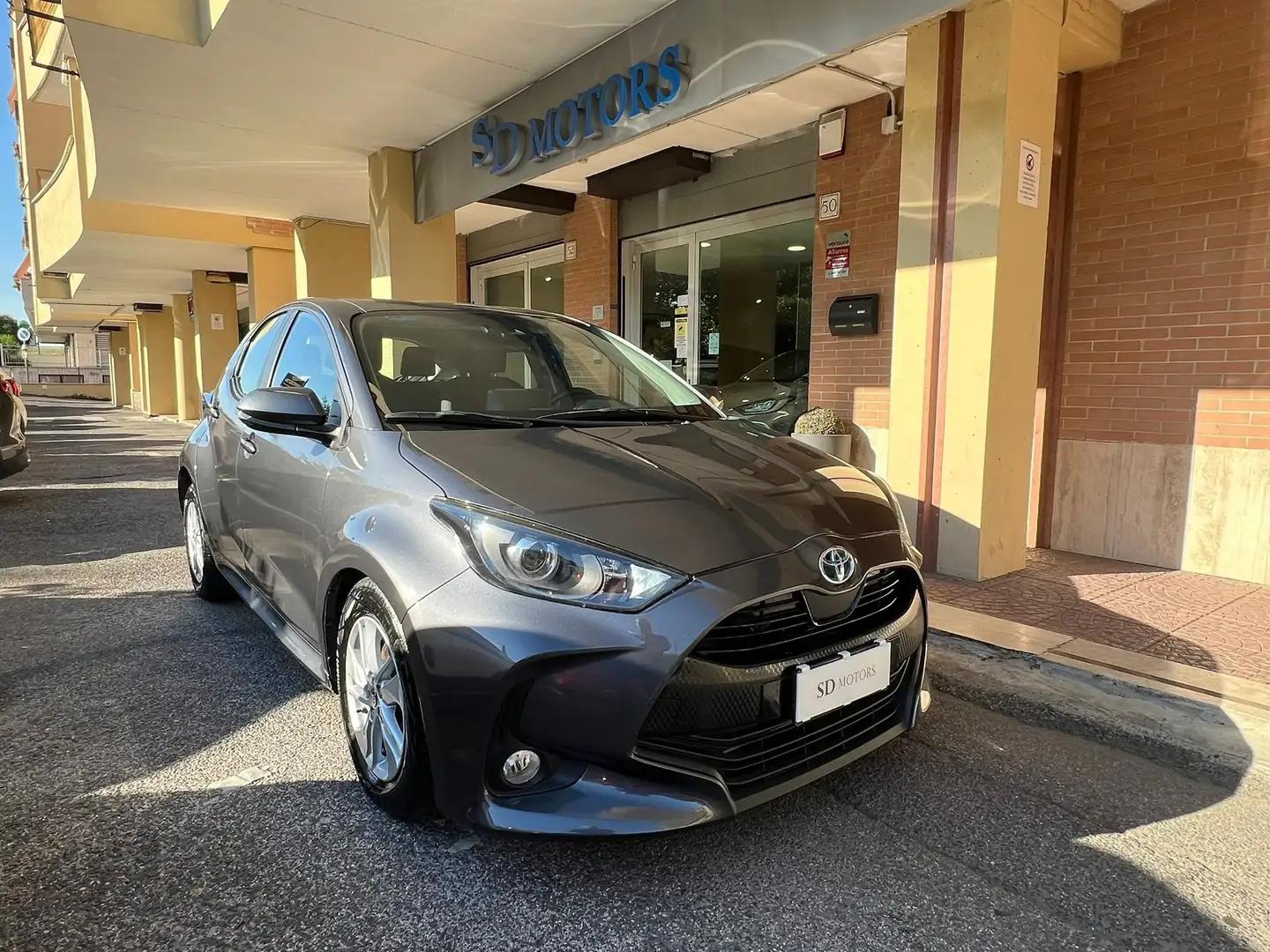 Toyota Yaris Yaris 1.5h Business *Promo SD 2025* Grau - 1
