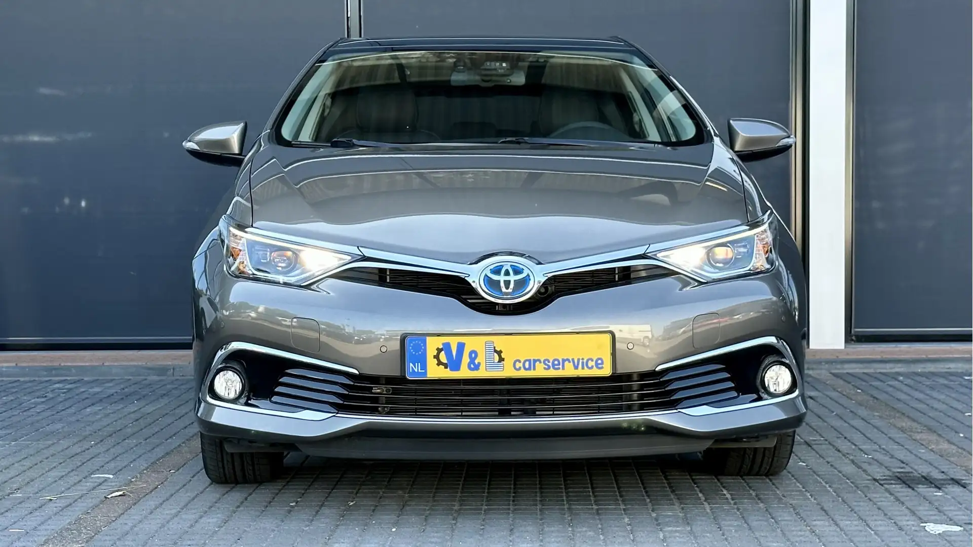 Toyota Auris 1.8 Hybrid Dynamic Ultimate / Pano / Clima / Stoel Grijs - 2