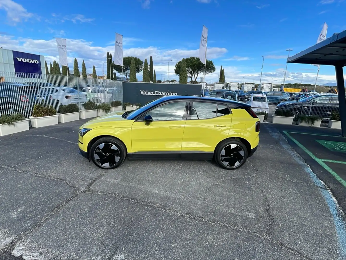 Volvo EX30 EX30 Single Motor Extended Range RWD Plus Giallo - 2