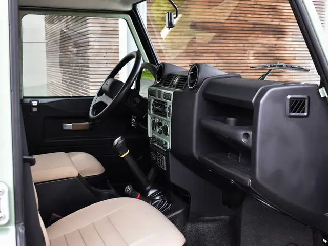 Land Rover Defender 110 view 13