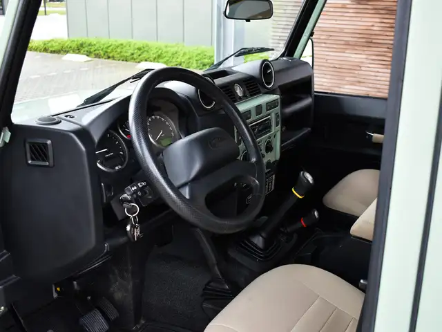 Land Rover Defender 110 view 8
