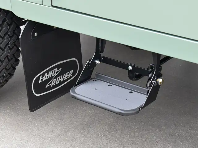 Land Rover Defender 110 view 12