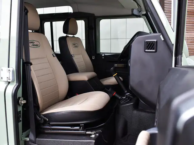 Land Rover Defender 110 view 14