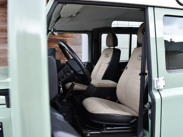Land Rover Defender 110 view 9