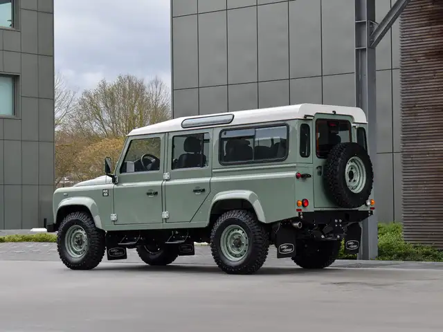Land Rover Defender 110 view 3