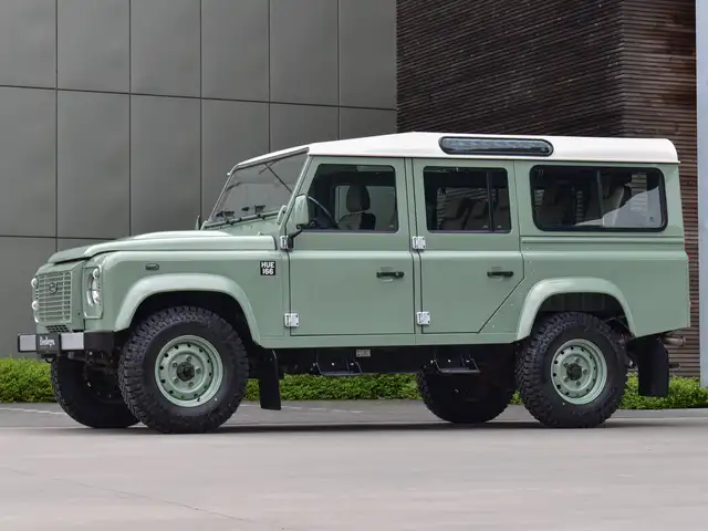 Land Rover Defender 110 view 15