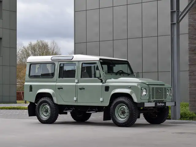Land Rover Defender 110 view 6