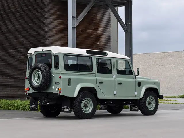 Land Rover Defender 110 view 4