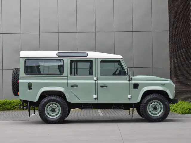 Land Rover Defender 110 view 5