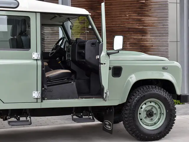 Land Rover Defender 110 view 7