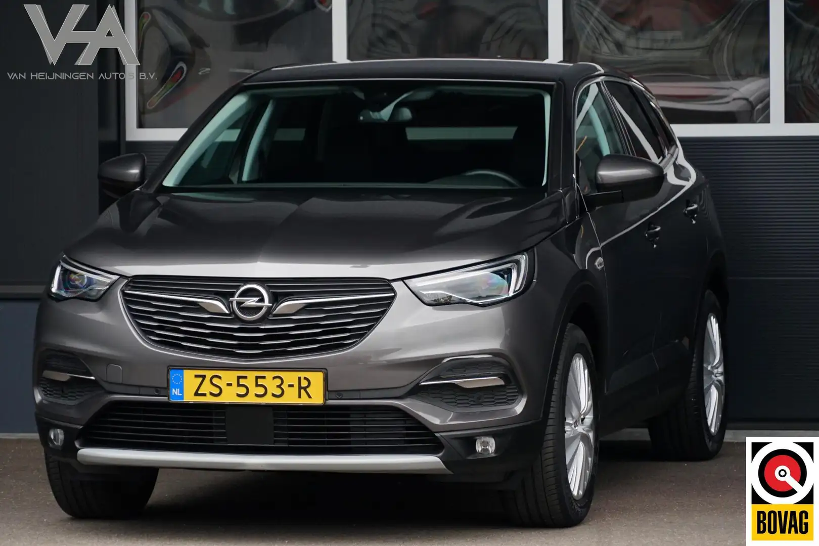 Opel Grandland X 1.2 Turbo Business Executive, NL, aut. trekh. Grijs - 1