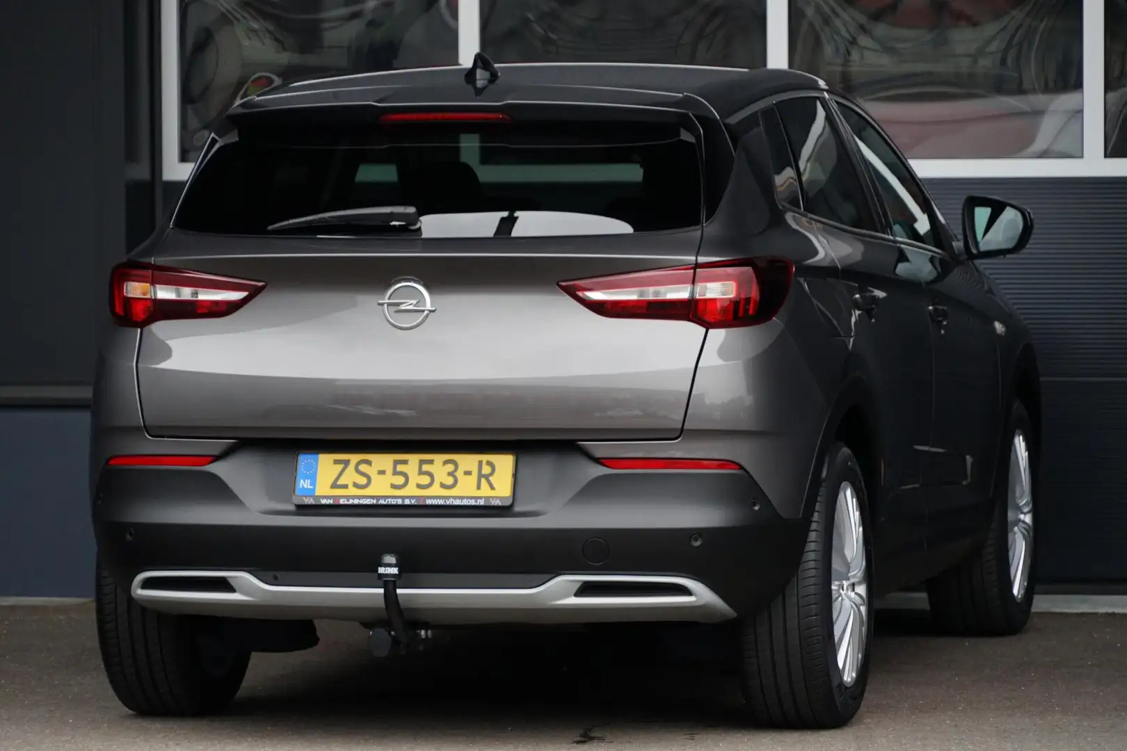Opel Grandland X 1.2 Turbo Business Executive, NL, aut. trekh. Grijs - 2