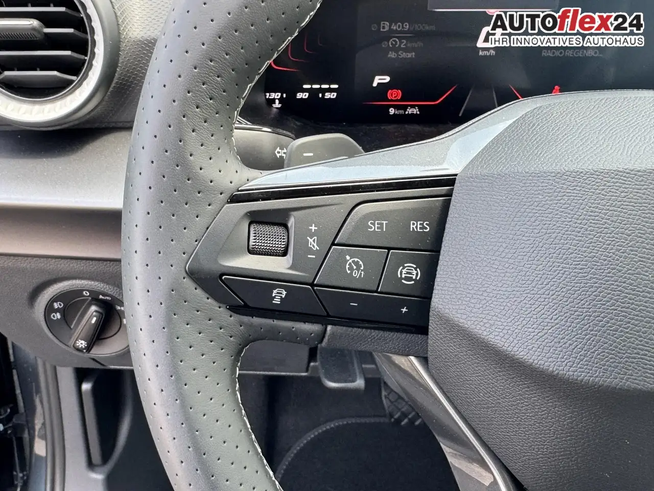 SEAT Arona FR 1.5 TSI DSG Mo26 ACC 2Zokl 2xPDC Kam SHZ Ful..., миниатюра 13