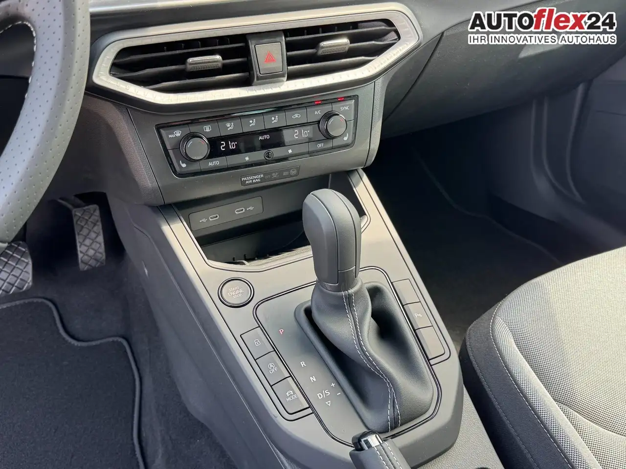 SEAT Arona FR 1.5 TSI DSG Mo26 ACC 2Zokl 2xPDC Kam SHZ Ful..., миниатюра 15